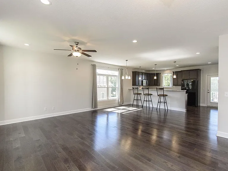 912 Kentwood Dr — Photo 6