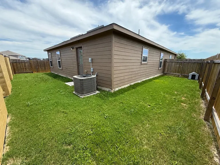 521 Locksley Cv — Photo 17