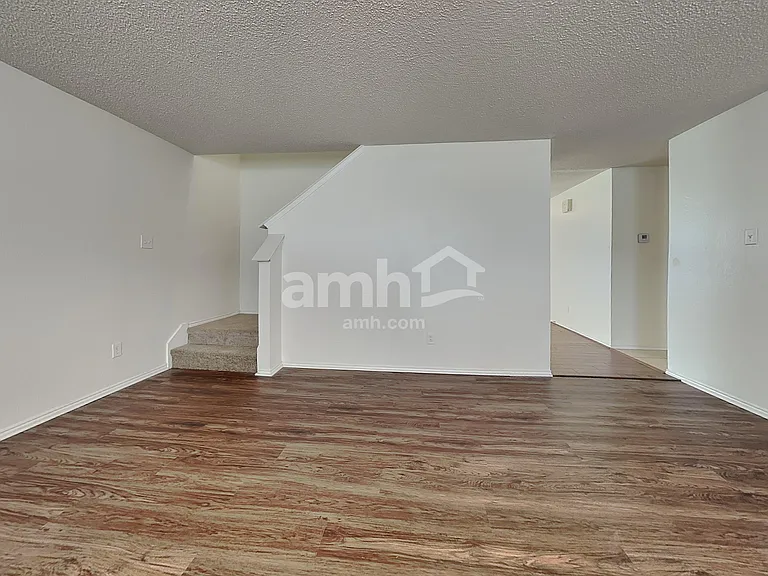 1528 Englewood Dr — Photo 6