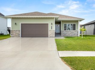 7401 27th St S, Fargo, ND 58104