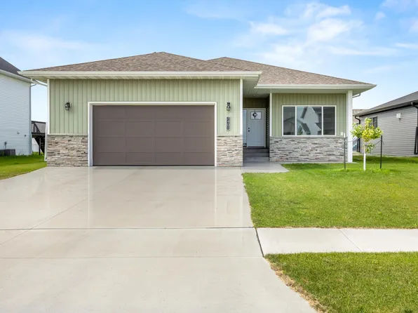 7401 27th St S, Fargo, ND 58104
