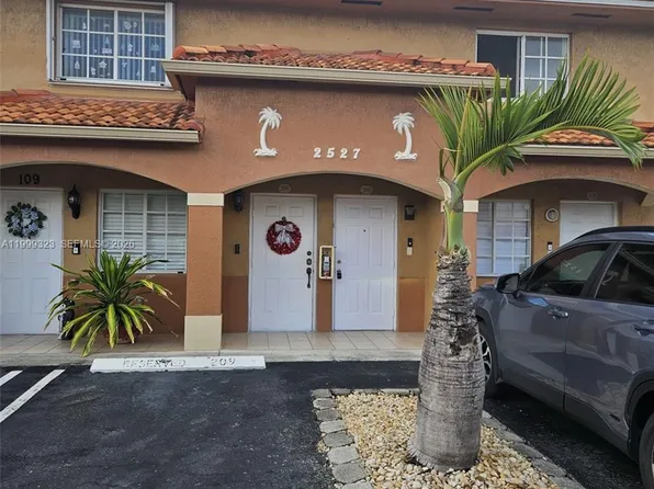 2527 W 76th St #208-76, Hialeah, FL 33016