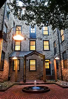 Canal House — Photo 1