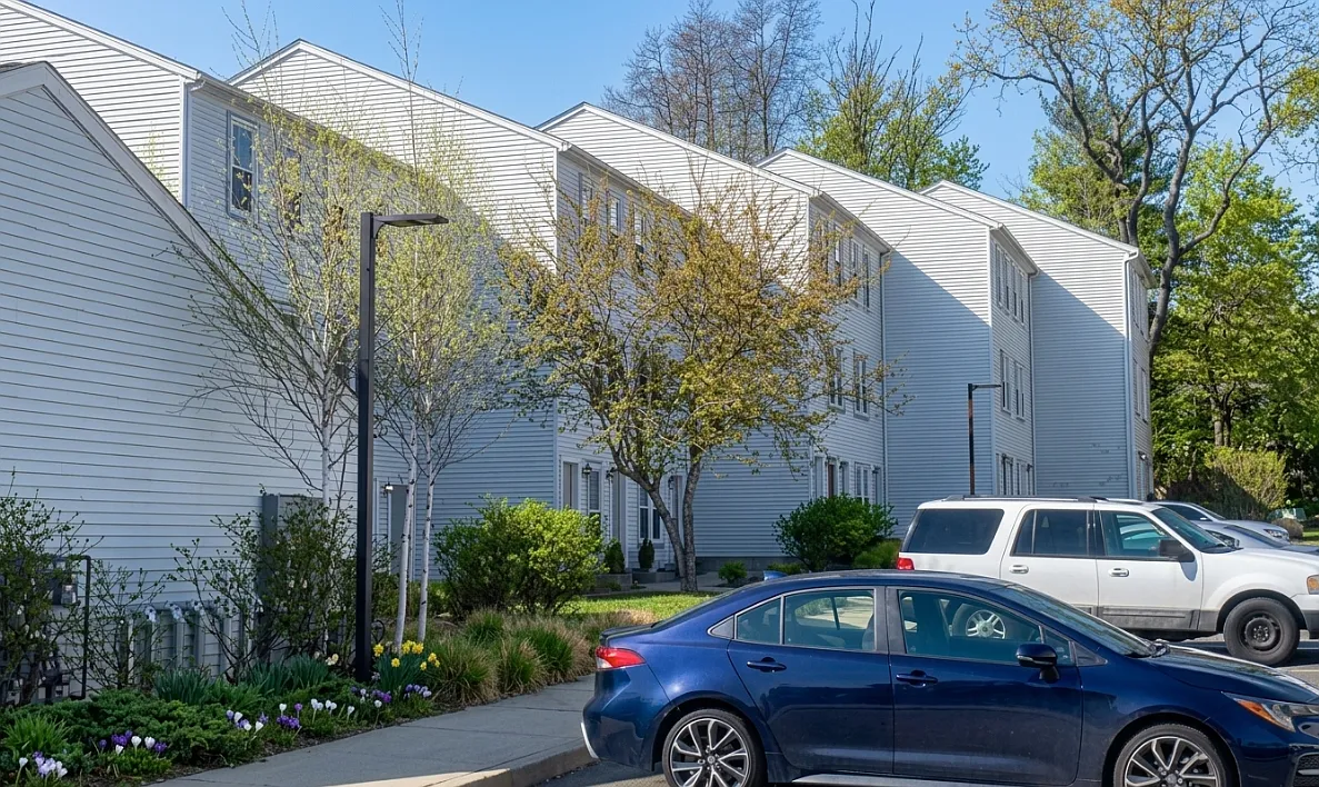 Oak Knoll Apartments — Photo 3