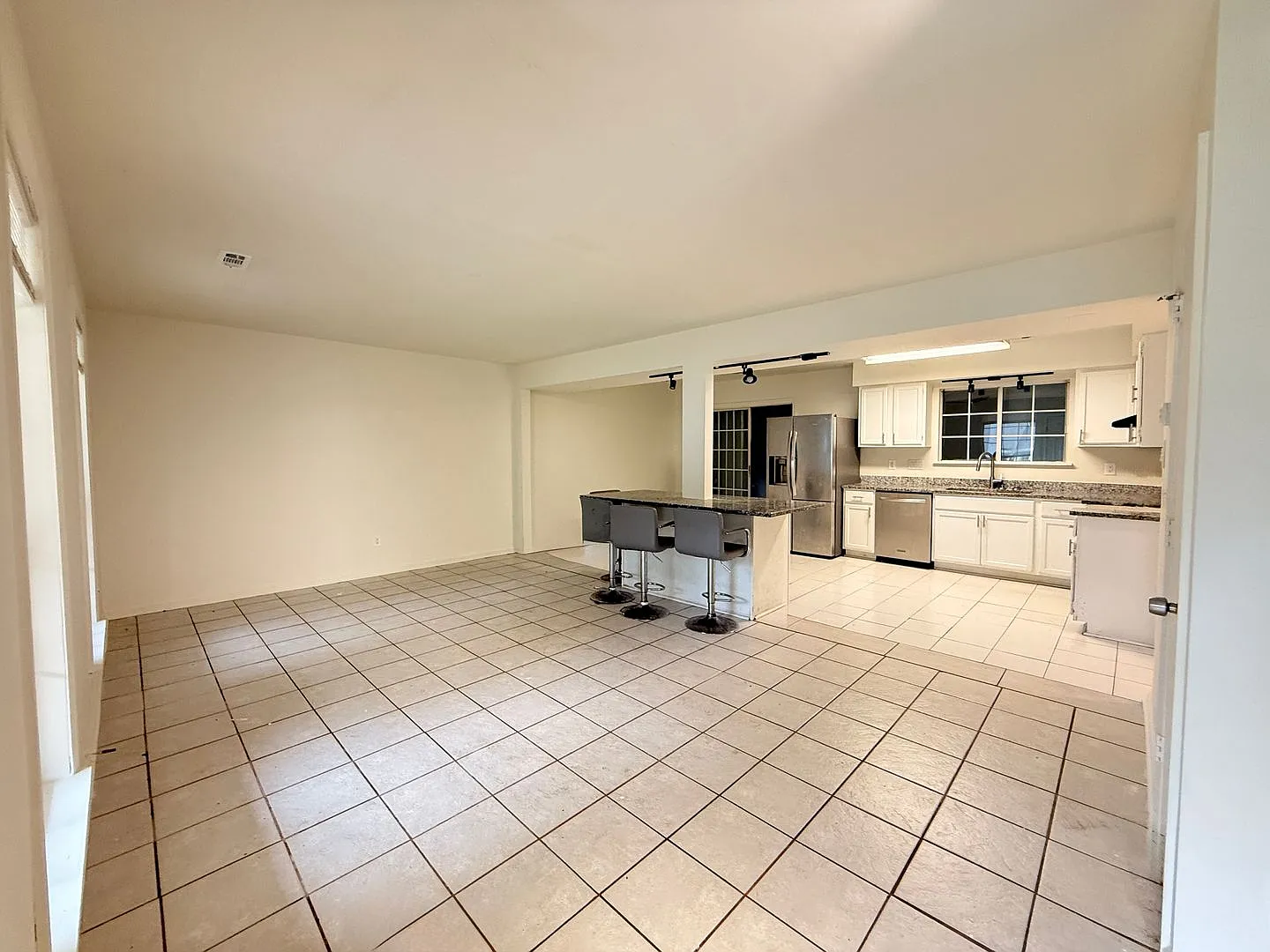 5 Bedroom Home with Extended Driveway! — Photo 4