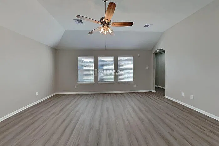 4 bed, 2.0 bath, 2233 sqft, $2,400 — Photo 3