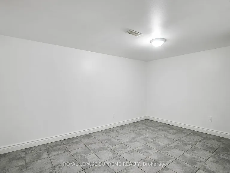 422 Oakwood Ave #BASEMENT — Photo 10
