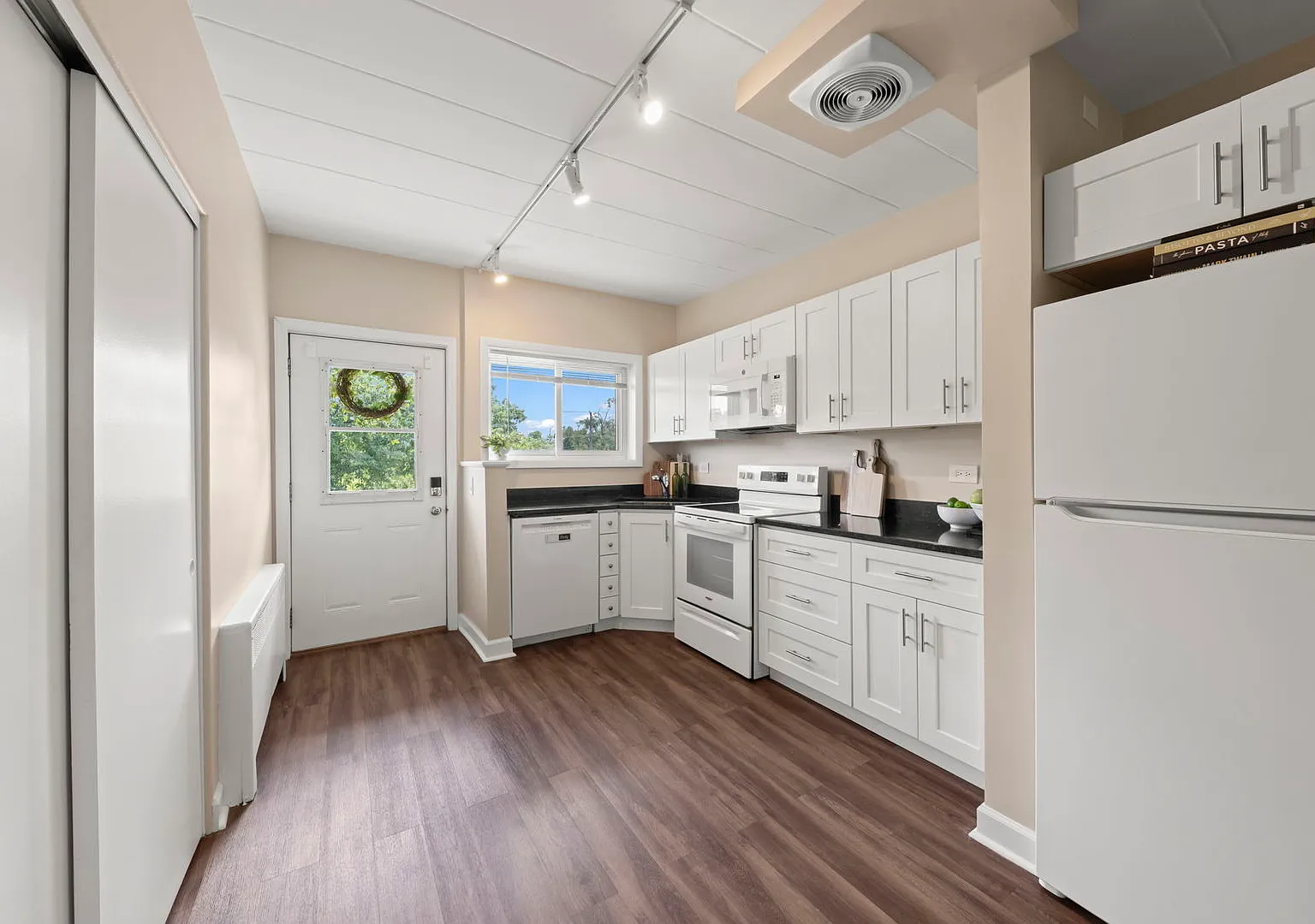 2 bed, 800 sqft, $1,700 — Photo 3