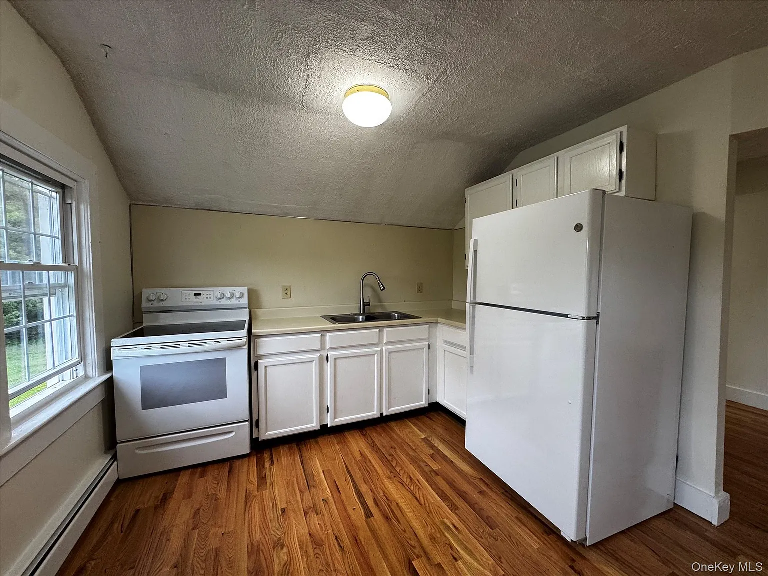 2 bed, 1.0 bath, 741 sqft, $1,550 — Photo 3