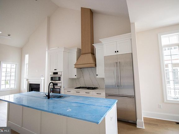 3rd image of 1106 Invermere Rd