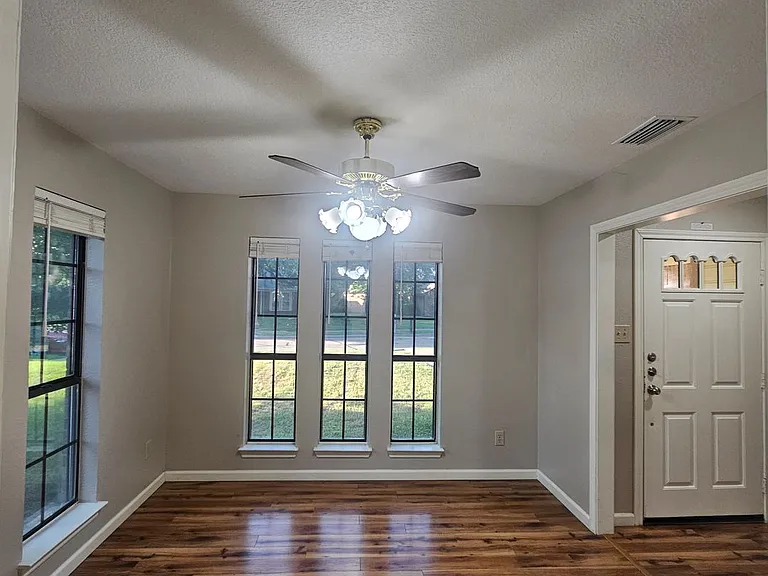 1402 Sheppard Ln — Photo 6