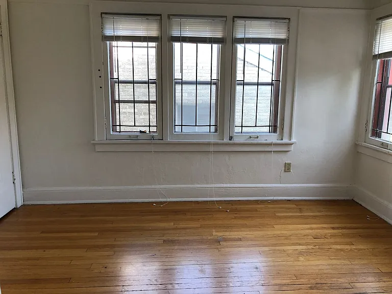Newport Manor — Photo 39