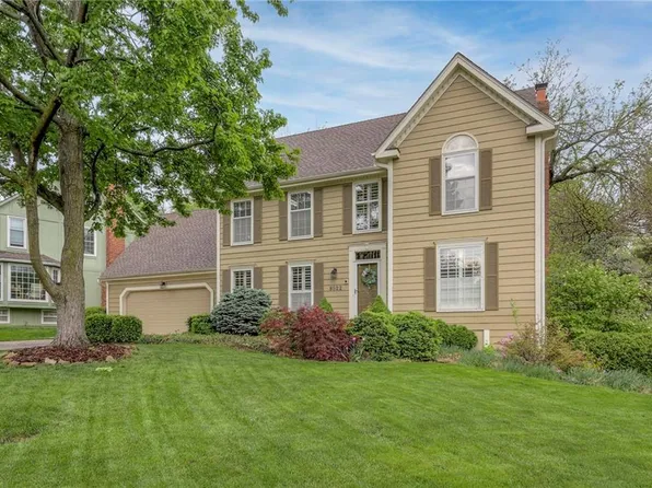 8522 Bradshaw St, Lenexa, KS 66215