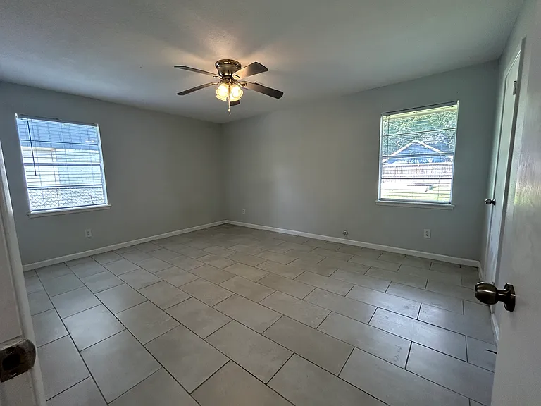 2512 Cherry Ln — Photo 3