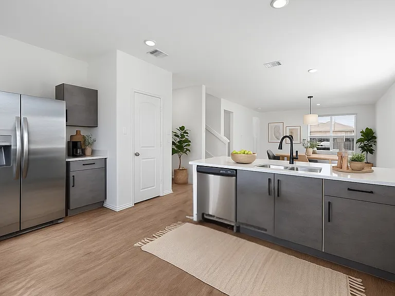 313 Woodlands Blvd — Photo 2