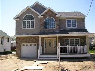 4 Poplar Ave, Farmingdale, NY 11735