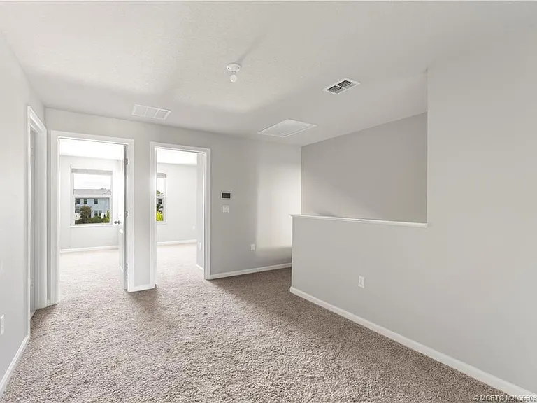 325 SE Halifax Ln — Photo 21