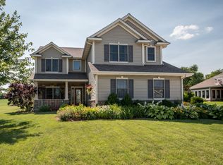 911 Pinehurst Dr, Mukwonago, WI 53149