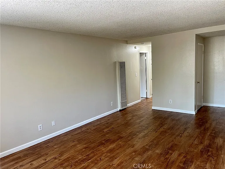 2064 E Evergreen St — Photo 4