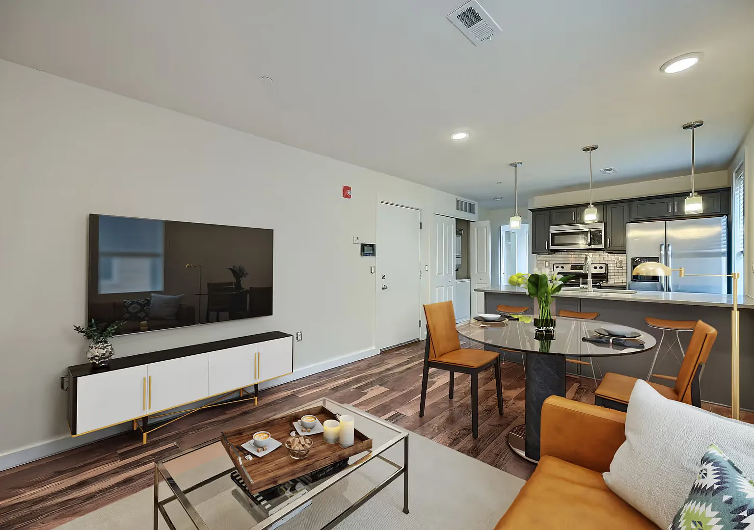 Bright 2 Bed / 2 Bath with On Site Reserved Parking Option — Photo 3