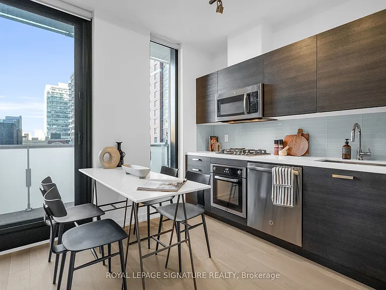11 Charlotte St #606 — Photo 9