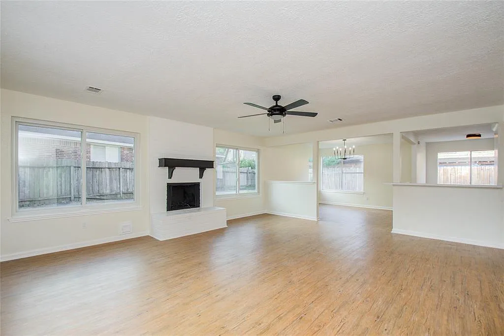 3 bed, 2.0 bath, 2025 sqft, $2,050 — Photo 3