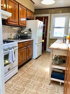 Rented by Halvatzis Realty | media 21