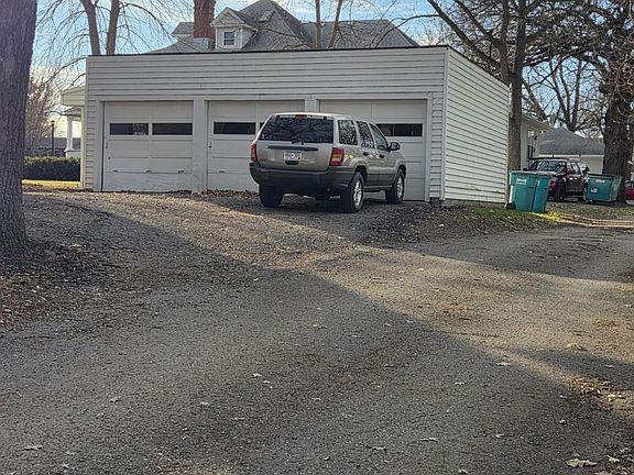 4th image of 621 Elm Ave E