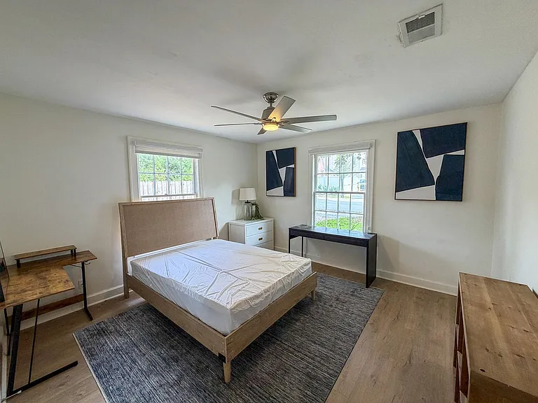 919 SW 6th Ave — Photo 10