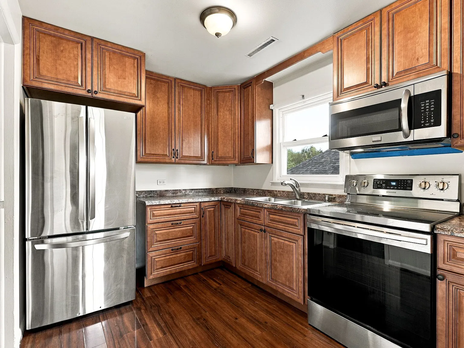 2 bed, 901 sqft, $1,650 — Photo 1