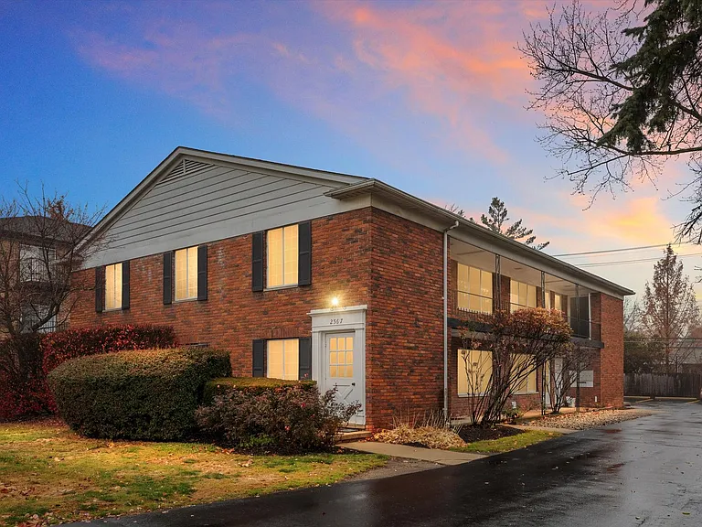 1 bed, 1.0 bath, 670 sqft, $1,225 — Photo 1