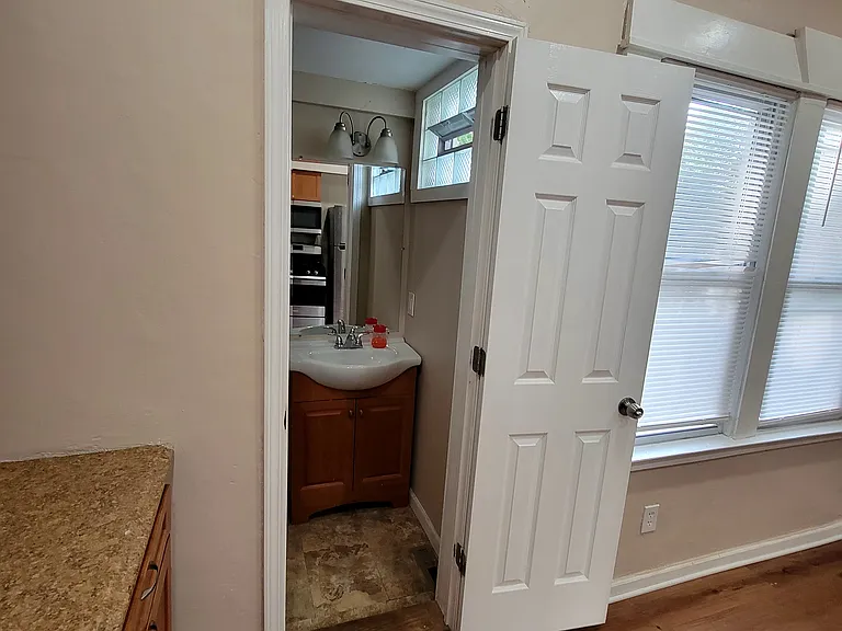 2266 Grandview Ave — Photo 9