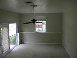 4th image of 601 S Weatherred Dr