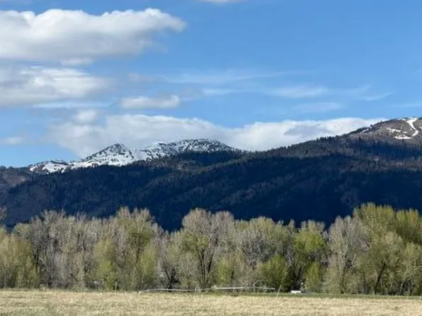 7 Moses Meadows Dr, Bedford, WY 83112