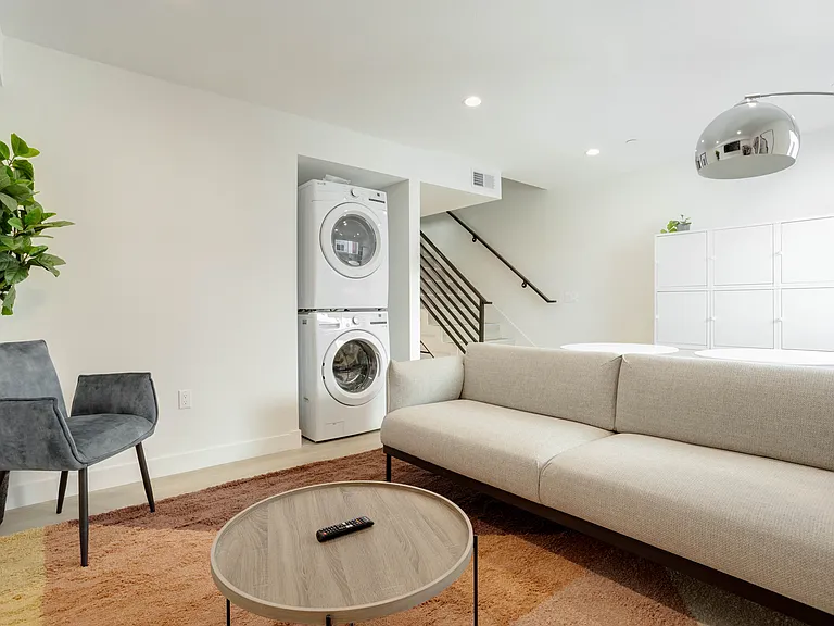 1224 W 37th Pl — Photo 32