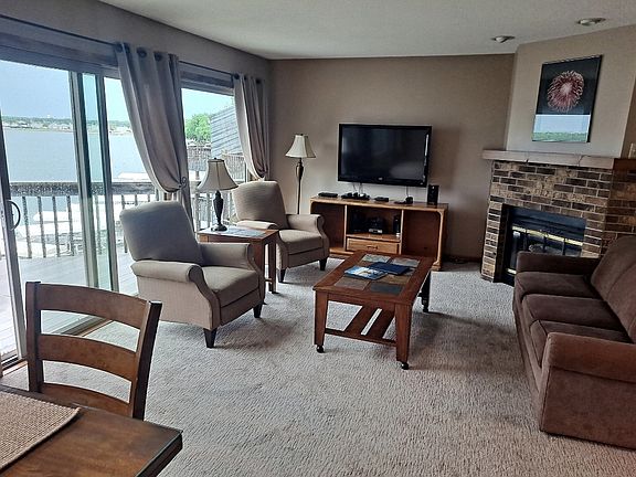 3rd image of 25 Lakeshore Dr #202