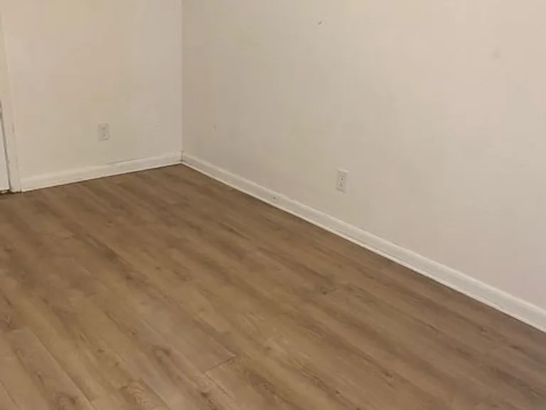 Golden Maple Apartments — Photo 11