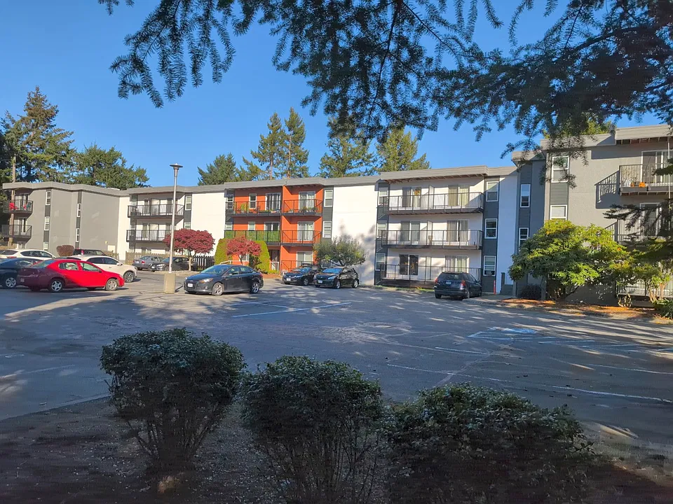 2460 Glen Eagle Cres #111
