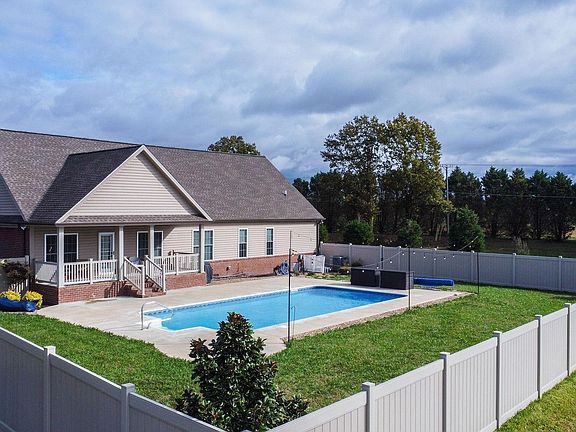 4th image of 1002 Maxton Park Ln