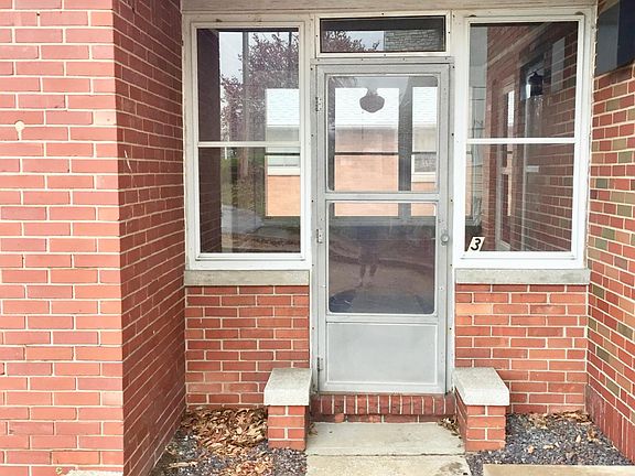 entrance to breezeway/apartment