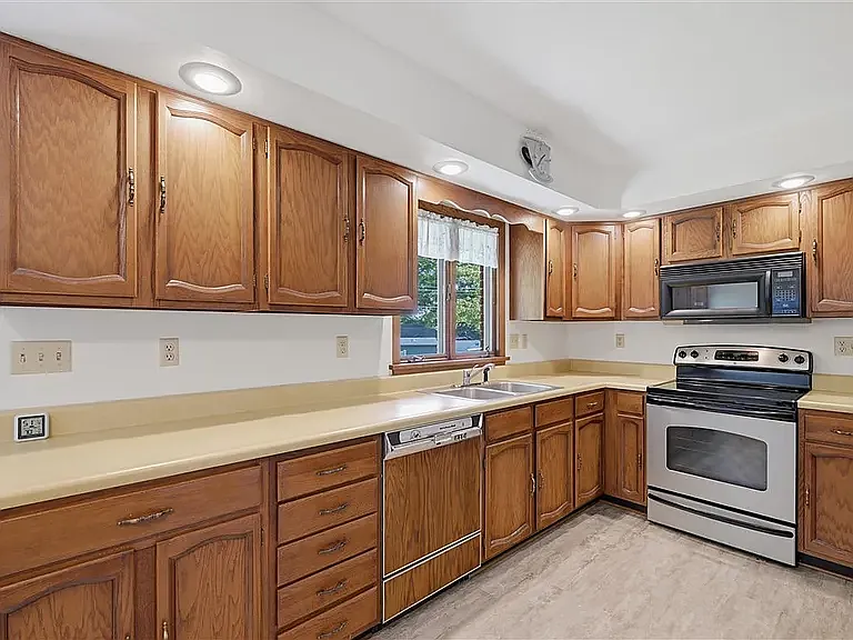 3 bed, $1,650 — Photo 1