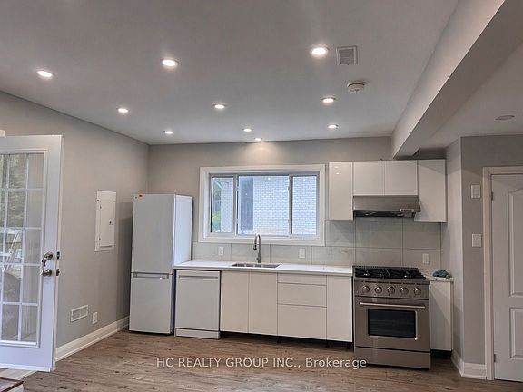 4th image of 32 King Richard Ct #B