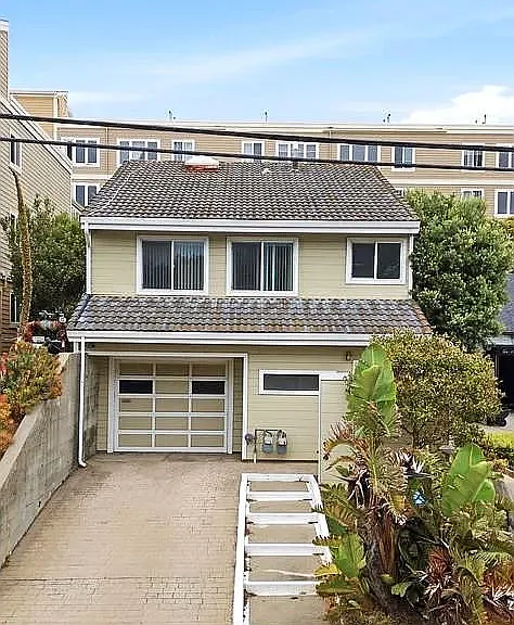 565 Crespi Dr — Photo 1