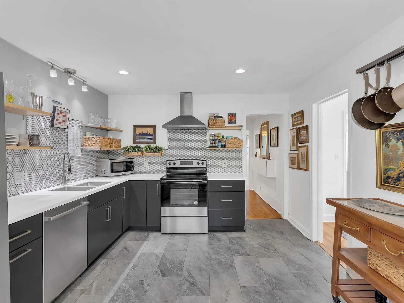 3 bed, 1393 sqft, $2,440 — Photo 4