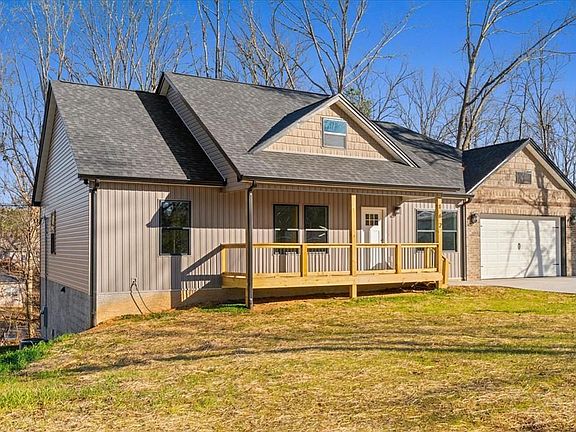 3rd image of 162 Valley Point Dr SE