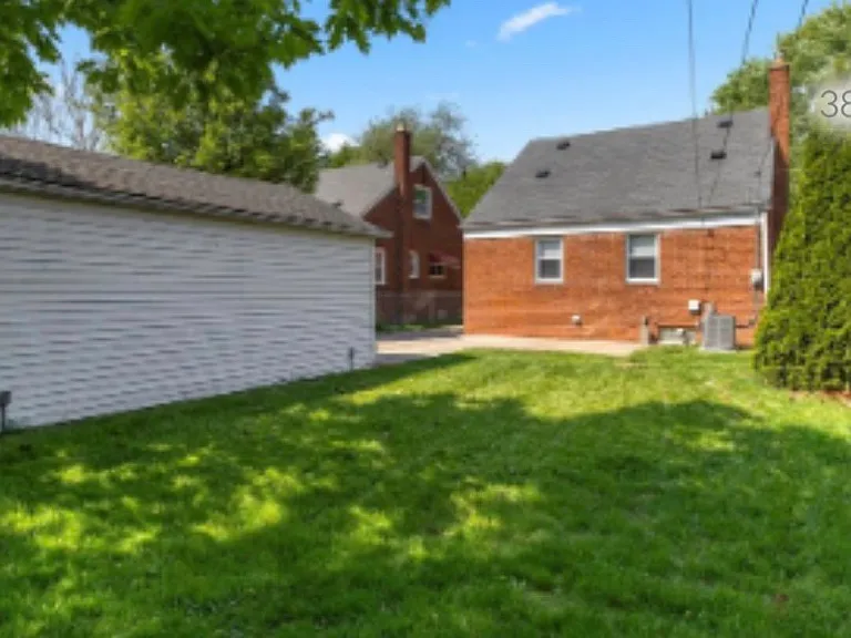 15587 Russell Ave — Photo 34
