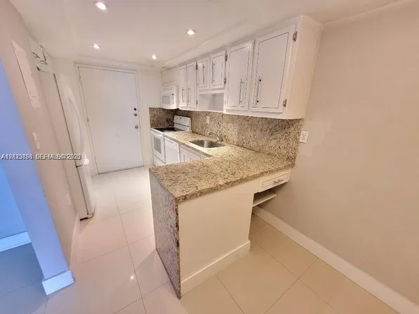 18011 Biscayne Blvd APT 702, Aventura, FL 33160