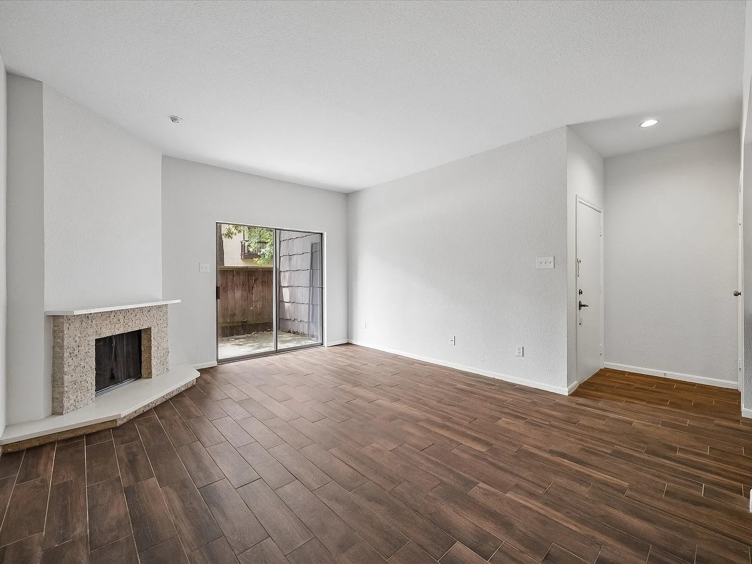 2 bed, 1.5 bath, 1286 sqft, $2,000 — Photo 2