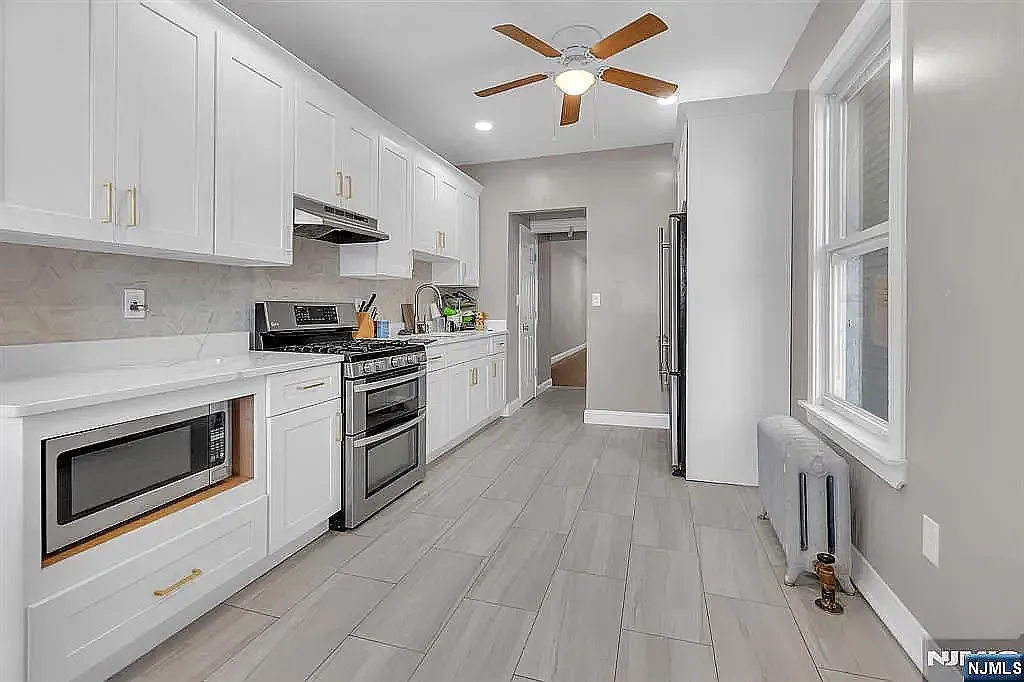 4 bed, 1.5 bath, 2500 sqft, $3,750 — Photo 2