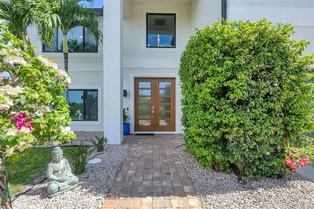 4 bed, 2.5 bath, 3056 sqft, $4,295 — Photo 2